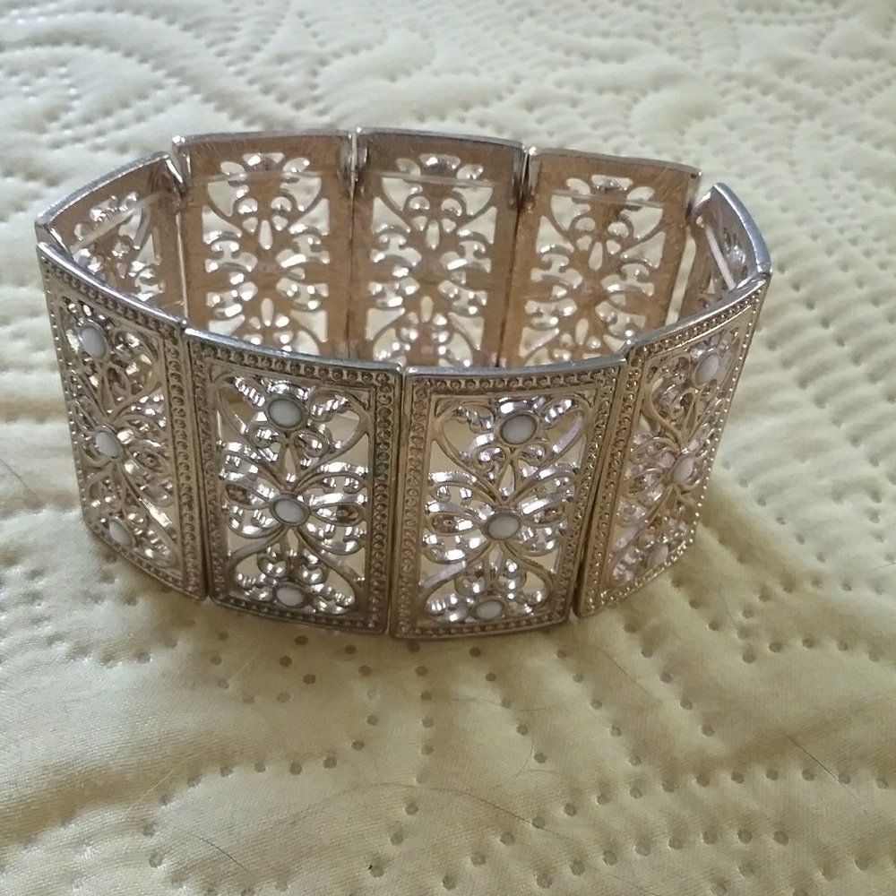 Pretty bracelet... stretchy